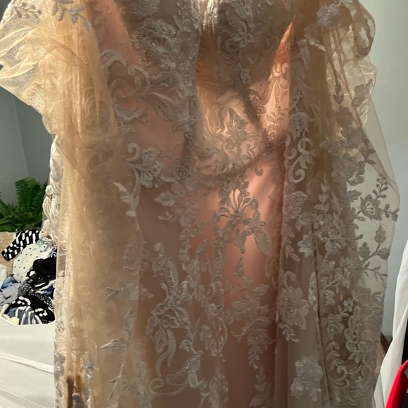 Wedding dress (someone please buy I’m begging) - Picture 4 of 16
